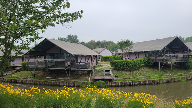 河畔特色帐篷度假小屋