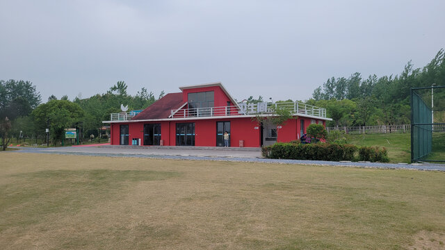 户外红色建筑与开阔草地