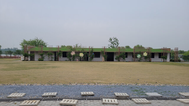 绿顶建筑与开阔草地景观