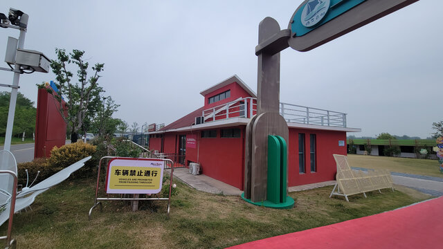 红色建筑旁的车辆禁行标识