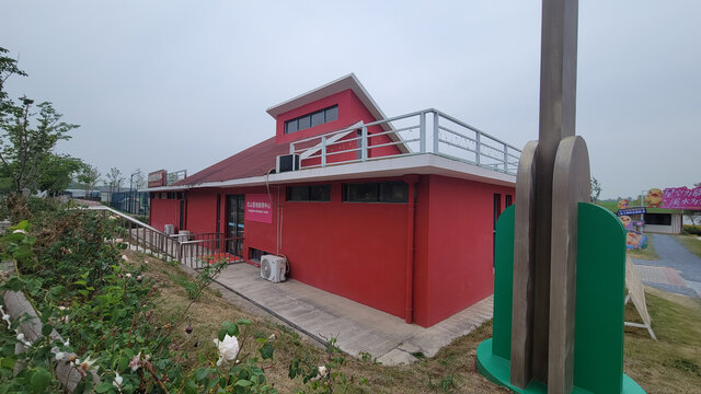 鲜艳红色小屋户外景致