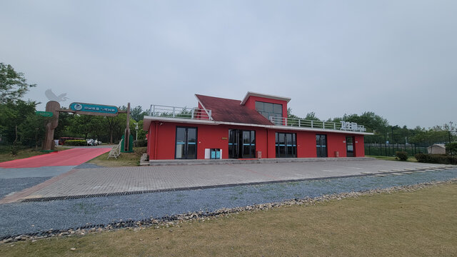 户外红色建筑与周边景致