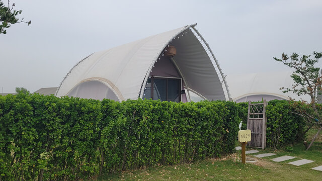 特色帐篷小屋隐于绿植间