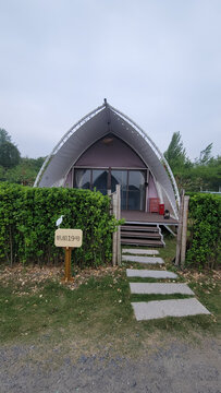 别致弧形小屋的户外景致