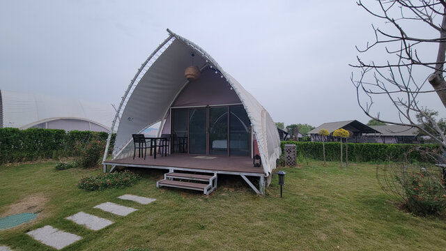 户外别致的弧形帐篷小屋