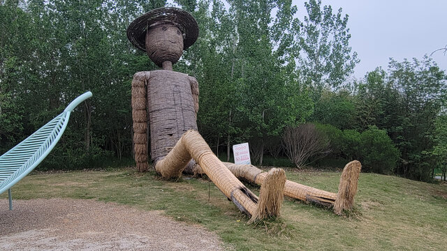 户外巨型稻草人艺术造型