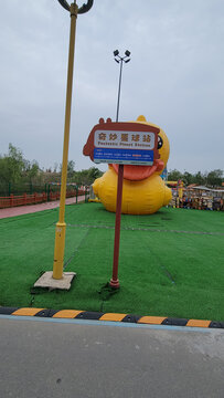 户外场地的大黄鸭造型景观