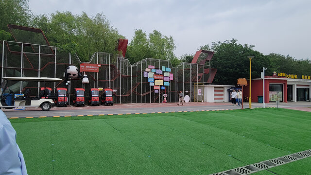 户外游乐场地与观光车