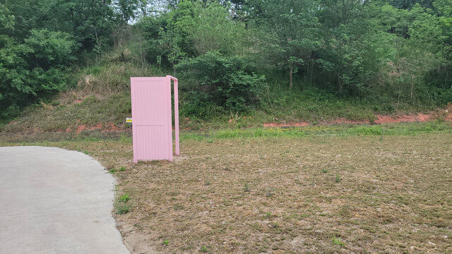 野外粉色独立小屋场景