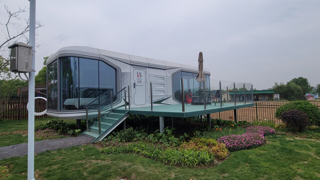 现代科幻风户外移动小屋