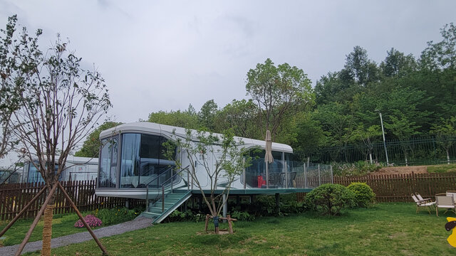 户外精致白色玻璃观景小屋
