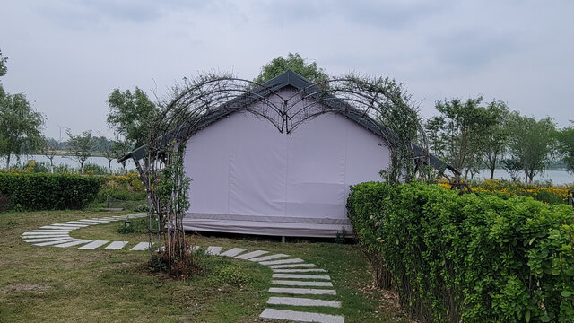 湖畔小屋的诗意户外景致