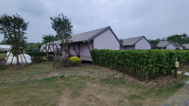 户外别致的紫色度假小屋