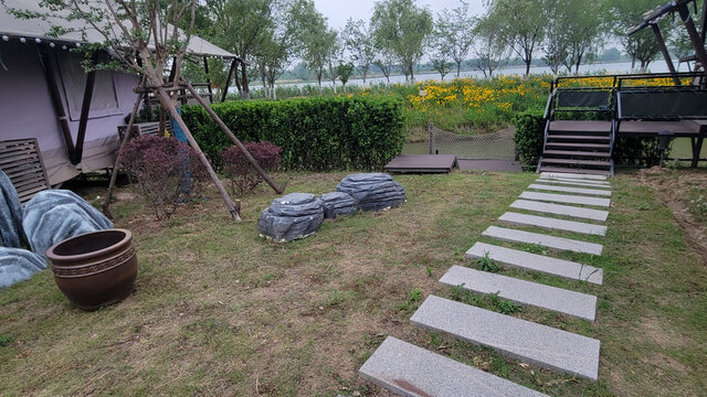 湖畔露营地的惬意景致