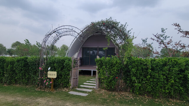 田园风拱形小屋景观