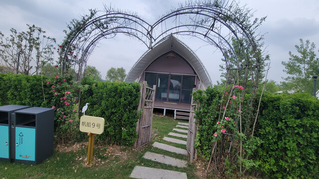 心形拱门环绕的别致小屋