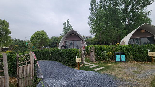 别致户外小屋与绿植景观