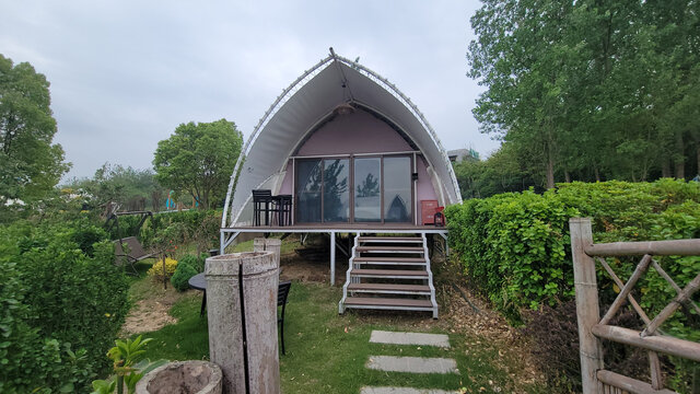 郊外别致的弧形小屋