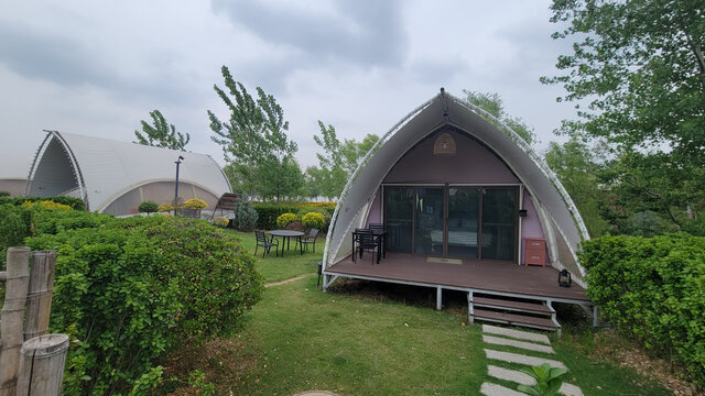 户外别致的弧形度假小屋
