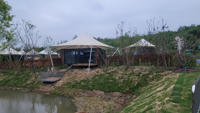 湖畔精致帐篷度假小屋