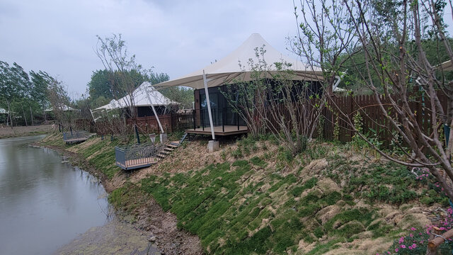 河畔帐篷小屋自然景致