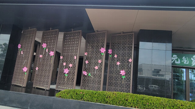 门店外的雕花屏风与花卉装饰