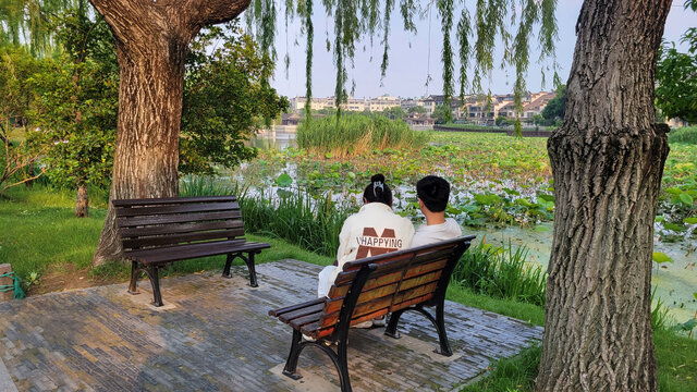 湖畔长椅上的情侣赏景