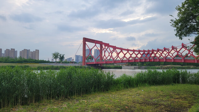 河畔红桥与城市景致