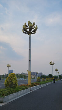 道路旁独特造型的景观灯