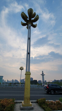 路旁独特造型的景观路灯