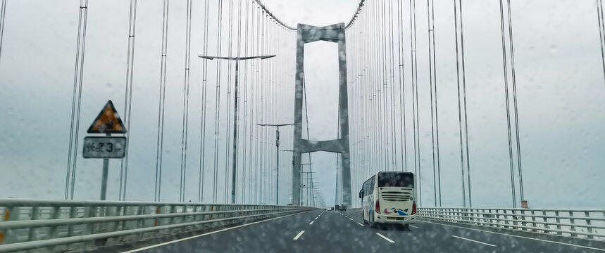 雨中大巴车