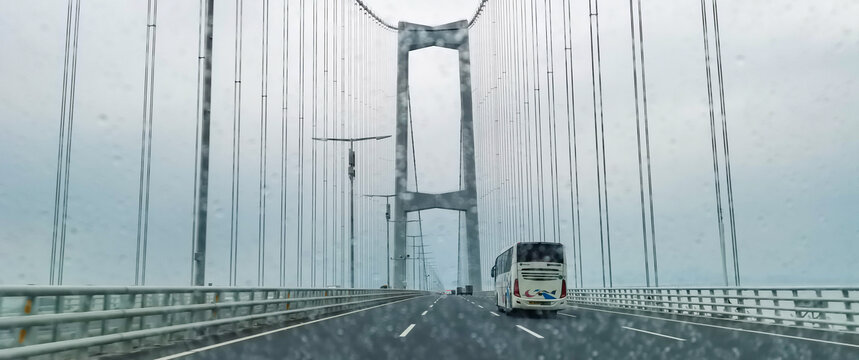 雨中大桥