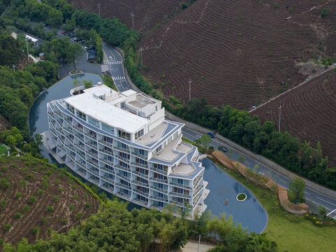 山水间的现代风格度假建筑