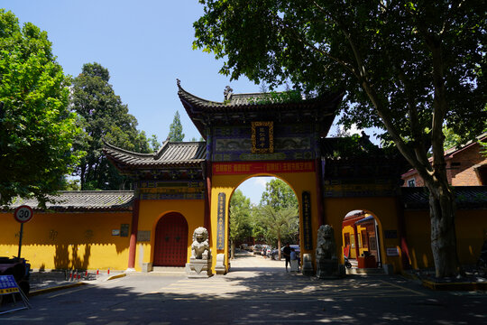 江西九江能仁寺古雅中式寺院大门景致