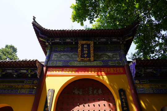 江西九江能仁禅寺古色古香的中式寺庙大门