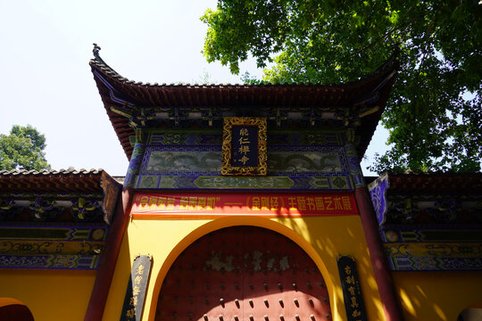 江西九江能仁禅寺中式古建寺庙大门景致