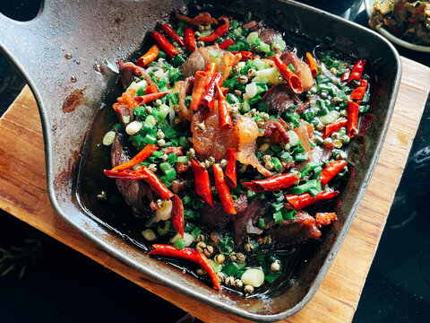 香辣美味的特色炒干巴牛肉