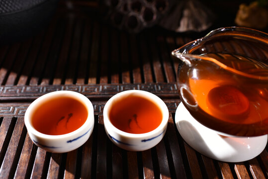 巴达山一云南骏胜号普洱熟茶茶饼汤色