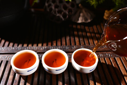 巴达山一云南骏胜号普洱熟茶茶饼汤色