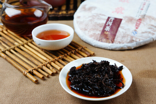 班章一云南骏胜号普洱熟茶茶饼叶底