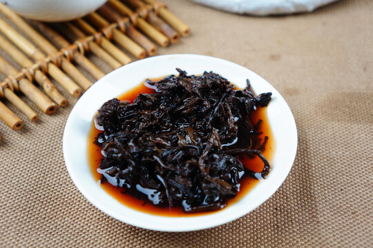班章一云南骏胜号普洱熟茶茶饼叶底