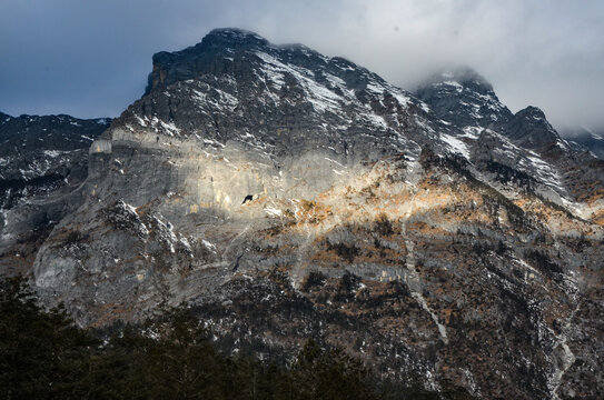 雪山雄姿日照金山