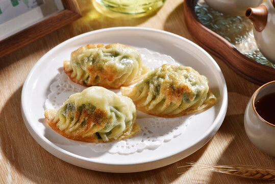 美味煎饺摆放在精致盘中