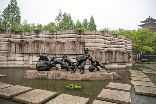 水边奋力劳作人物雕塑景观
