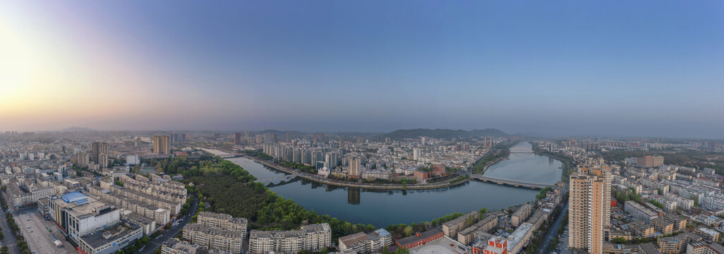 宽幅江河环绕城市天际线的黎明之光
