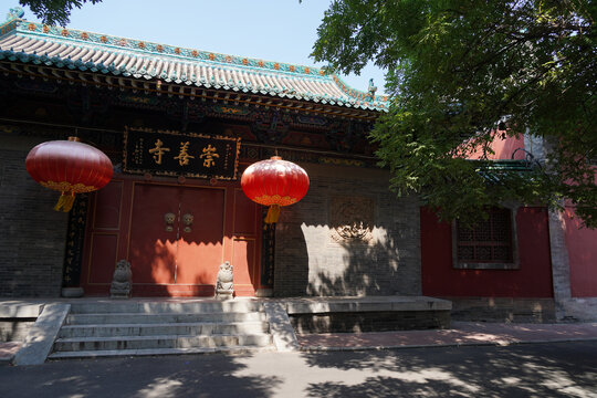太原古雅崇善寺门前景致