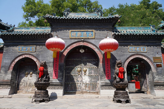 太原崇善寺古色古香的中式庙宇大门