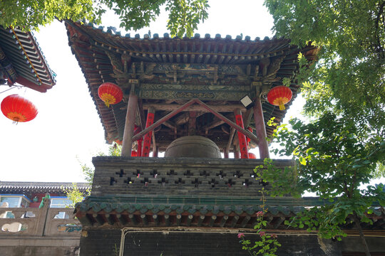 太原崇善寺古建钟楼挂红灯笼景致
