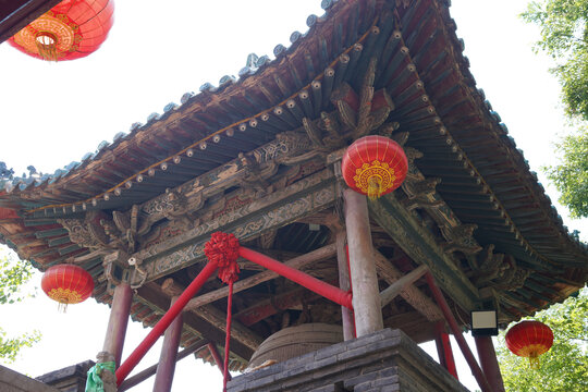 太原崇善寺中式古亭挂红灯笼景致
