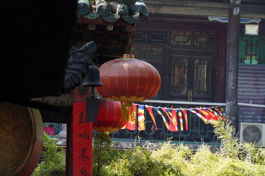 太原崇善寺中式庭院中的红灯笼与彩旗